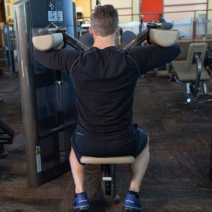 Machine Lateral Raise بالا آوردن جانبی بازوها با دستگاه
