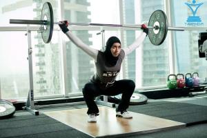 زن در حال وزنه زدن