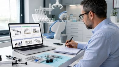 مدیر کلینیک در حال مقایسه فروشگاههای آنلاین مواد دندانپزشکی
